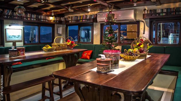 le salon de votre bateau sur la croisière luxe plongée en Thailande