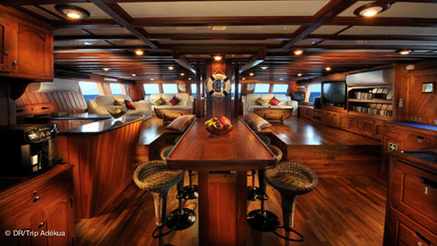 le salon sur le bateau plongée au Palau